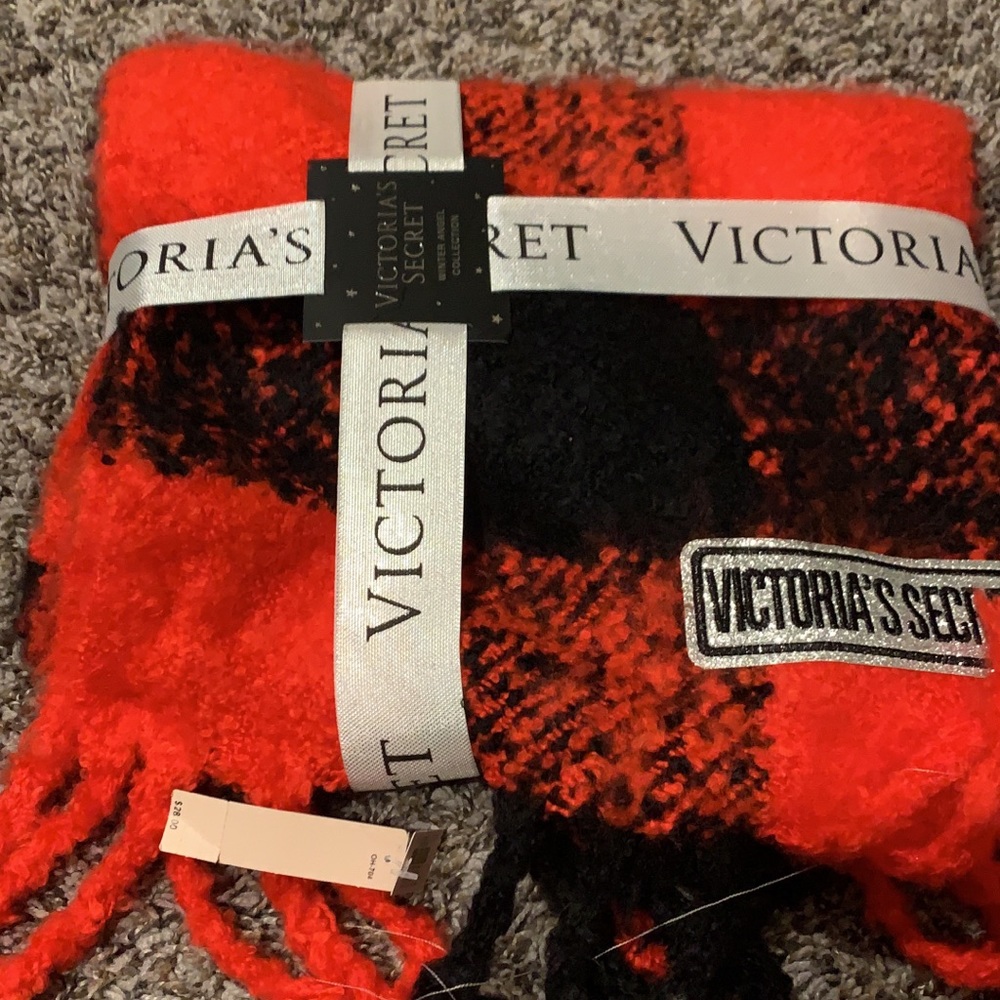 NWT Victoria secret scarf.